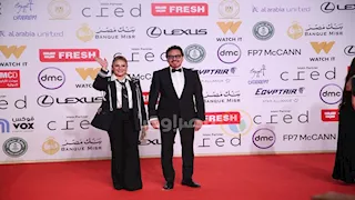 محمد رياض ورانيا محمود ياسين على السجاد الحمراء في ختام القاهرة السينمائي 