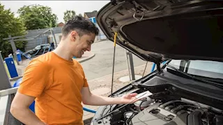 أهمية تغيير فلتر زيت محرك السيارة .. تعرف عليها