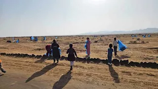 140 متطوعًا يشاركون في حملة "معًا نستطيع" لتنظيف محمية نبق بشرم الشيخ (صور)