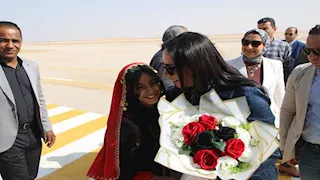 بالصور- وزيرة التضامن تغرس نخلة في زيارتها للوادي الجديد