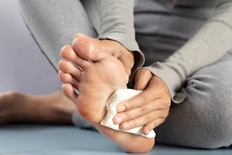 رائحة قدمك كريهة دائمًا؟- هذه الأمراض قد تكون السبب