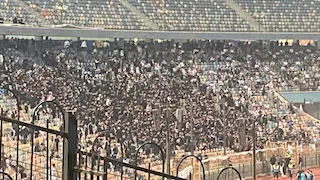 السواد يكسو مدرجات استاد القاهرة قبل مواجهة زيسكو حزنا على محمد صبري (صور)