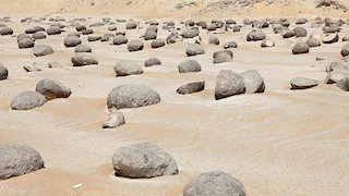 صخور تُشبه البطيخ.. قصة وادي حولته الطبيعة إلى لوحة ساحرة بالفيوم (صور)