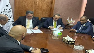 بالصور- محافظ أسيوط يوقع بروتوكول تعاون لتطوير منازل بمركز ديروط