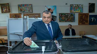 وزير الإنتاج الحربي يدلي بصوته في انتخابات "النواب" بالمقطم