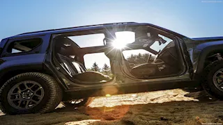 جيب تطلق سيارة كهربائية بأبواب ونوافذ وزجاج قابل للخلع في ثوانٍ.. التفاصيل