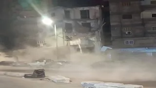 بالفيديو والصور- لحظة انهيار عقار على 3 سيارات في الإسكندرية
