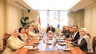 عاشور يناقش "أسترازينيكا" تأهيلَ شباب الأطباء بشأن أمراض الأطفال النادرة