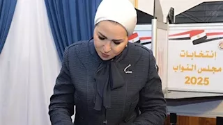 فيديو.. لحظة إدلاء السيدة انتصار السيسي بصوتها في انتخابات النواب 2025