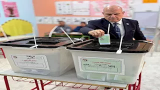 رئيس النيابة الإدارية يدلي بصوته في انتخابات النواب ويدعو للمشاركة | صور