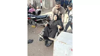 سيدة على كرسي متحرك تُصر على الإدلاء بصوتها في كفر الشيخ