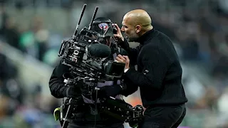 تصرف غاضب من جوارديولا تجاه مصور مباراة نيوكاسل.. والمدرب يعتذر