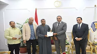بالصور- تسليم عقود تقنين جديدة لواضعي اليد بمحافظة قنا 