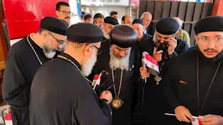 بعلم مصر.. مطران بورسعيد يدلي بصوته: المشاركة مسؤولية وطنية (صور)