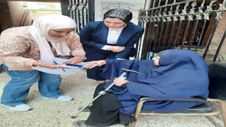 مستشارة تساعد سيدة مسنة داخل لجنة انتخابات النواب بشبين القناطر