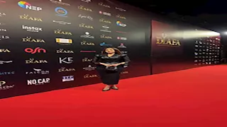 هنا الزاهد تخطف الأنظار بفستان أنيق على ريد كاربت مهرجان ضيافة