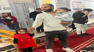 يحمل طفليه وعشاءه.. ناخب يسابق الزمن للتصويت بالمنوفية (صور)