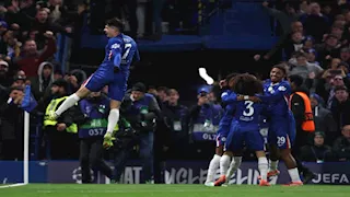 كيف تفاعل رواد مواقع التواصل الاجتماعي مع فوز تشيلسي على برشلونة؟ (كوميك)