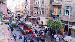 بين السماء والأرض.. لحظة إنقاذ سيدة من عقار السعادة المنهار بالإسكندرية- فيديو وصور