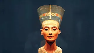 لماذا لقبت الملكة نفرتيتي بأقوى وأجمل نساء مصر القديمة؟