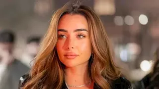 هنا الزاهد تؤدي مناسك العمرة (صورة)