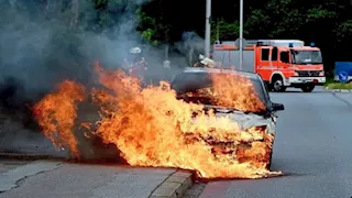 ليست حرارة المحرك وحدها.. أسباب غير متوقعة لاحتراق السيارة أثناء القيادة