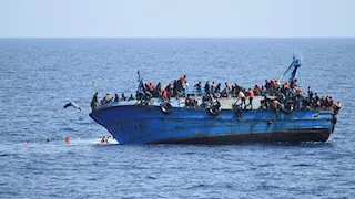 خفر السواحل الموريتاني ينقذ زورقًا على متنه 101 مهاجر أفريقي