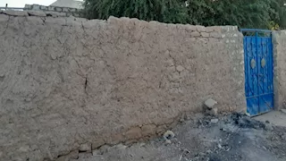 انهيار جزئي لسقف منزل بأسوان يُصيب شخصين أثناء تفكيكه