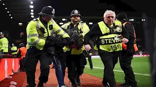 "في الرأس".. إصابة خطيرة لنجم في الدوري الأوروبي