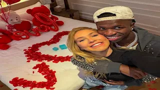 مزحة حمل تُشعل التوتر بين فينيسيوس وصديقته.. ما القصة؟