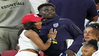 من الملاعب إلى الرومانسية.. ساكا يطلب يد تولامي بنسون بخاتم ضخم