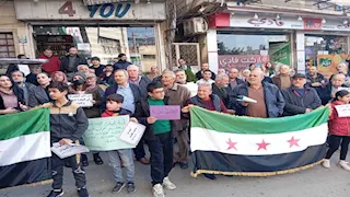 فيديو وصور.. آلاف السوريين يحيون ذكرى "ردع العدوان"