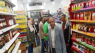 تحرير 240 محضرًا في حملات تموينية مكبرة بأسوان -صور