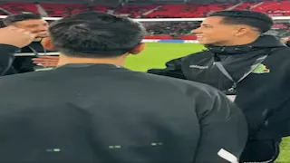 تحية متبادلة بين رضا سليم ولاعبي الأهلي قبل مباراة الجيش الملكي