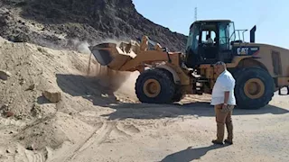 مطبات صناعية وإنارة جديدة لرفع كفاءة الطرق بمدينة أبو زنيمة (صور)