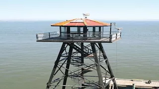 15 صورة لأغرب المراحيض في العالم.. أحدها معلق بالسحاب