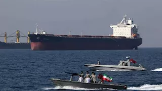 إيران تصادر سفينتين تحملان وقودا مهربا في الخليج