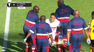 محمولا على نقالة.. بالصور لحظة مغادرة الجزيري مباراة الزمالك مصابا 