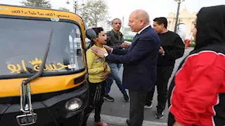 يقودها أطفال.. محافظ القاهرة يتحفظ على عدد من "التوك توك" بحدائق القبة 