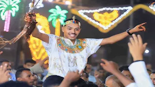 دخل الفرح محمولاً على "كرسي العرش".. عريس أسواني يرتدي زِي توت عنخ آمون 
