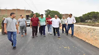 بالصور.. محافظ أسيوط يتفقد رصف طريق درنكة - محور الهضبة