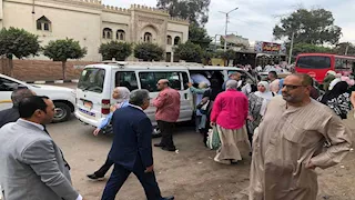 جولة لمحافظ الدقهلية بموقف سندوب لمتابعة انتظام وحركة السرفيس- صور