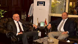 بالصور- الأقصر توقع عقود مجمعي الطماطم والورش الحرفية 