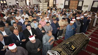 محافظ الشرقية يؤدي صلاة الجنازة في وفاة رئيس مدينة ديرب نجم (صور)