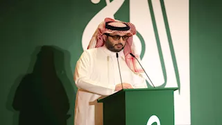 تركي آل الشيخ ينفي منح صاحب واقعة فتاة الأتوبيس الإقامة الذهبية ويحذر