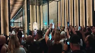 عشرات السائحين يتهافتون على تصوير توت عنخ آمون بالمتحف المصري الكبير- صور