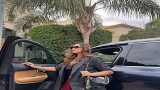 "داخل سيارتها".. داليا البحيري بإطلالة أنيقة في أحدث ظهور لها