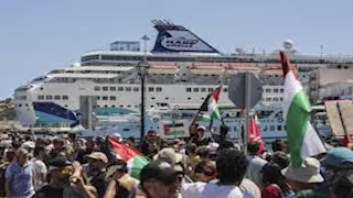 مظاهرة مؤيدة لفلسطين تحاصر سفينة تقل مئات الإسرائيليين باليونان