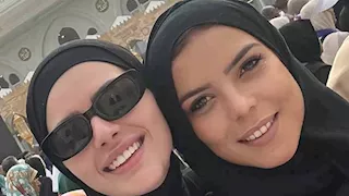 ناهد السباعي وهنادي مهنا تؤديان مناسك العمرة.. صور