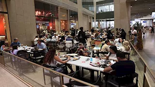 بأول أيام الافتتاح للجمهور.. مطاعم وكافيهات المتحف الكبير "كاملة العدد" -صور